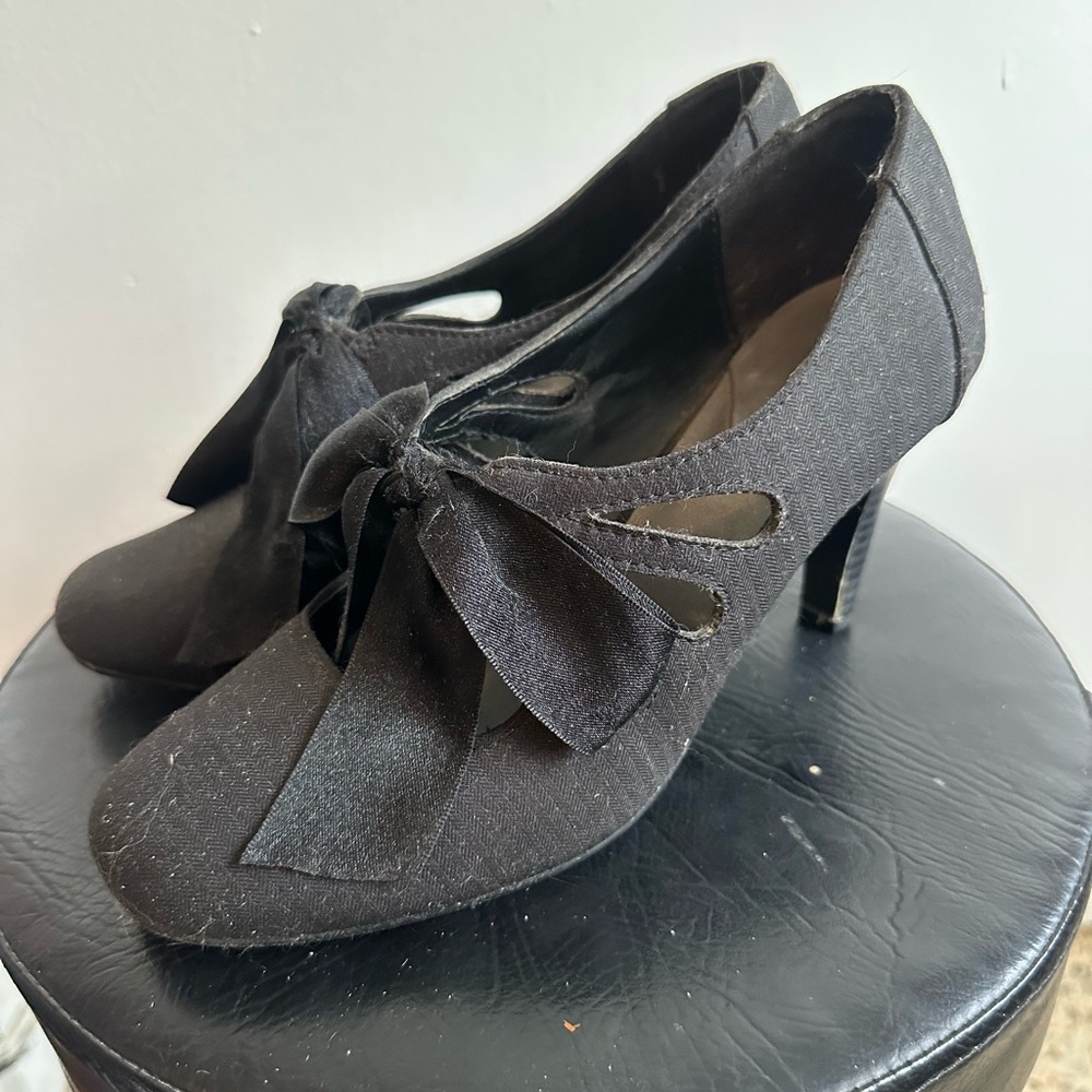 Ann Marino Cut Out Ribbon Tie Round Toe Pumps